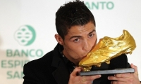 رونالدو يتوج بجائزة الحذاء الذهبي الأوروبية للمرة الثالثة
